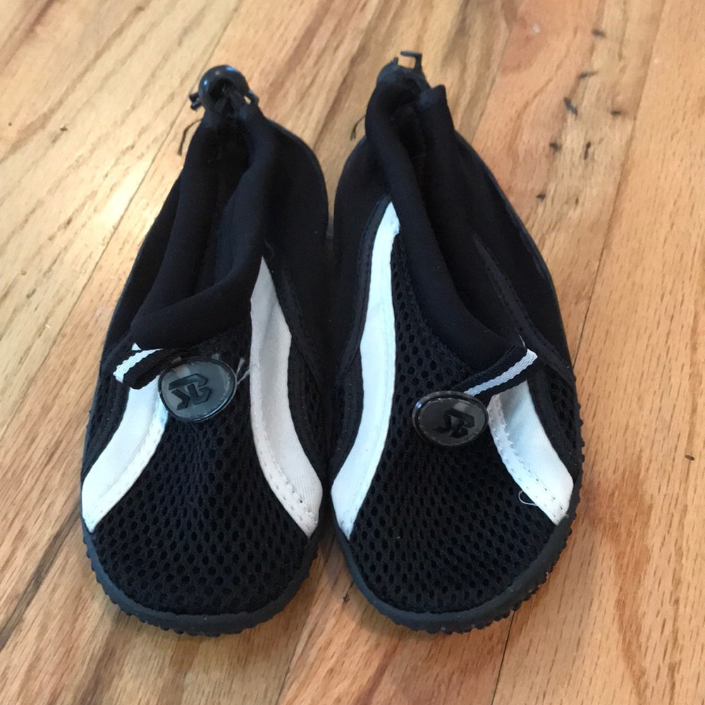 Toddler boys adjustable back water shoes. Size 10